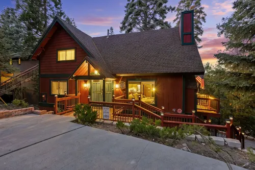 New! Rustic & cozy cabin w/pool table, deck, garage, dog friendly! - 4 tähden