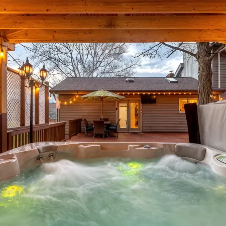 Amenity-Rich Fun Cabin~HotTub*GameRm*20-min to Ski カイロのホテル