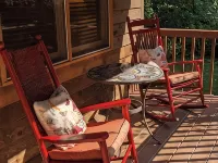 Creek-side cottage in secluded mountain setting, centrally located, easy access. Hotels in Broad River