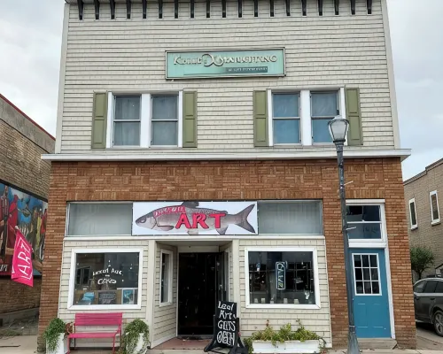 2-Bedroom Apartment in the Heart of Downtown Munising Hoteles en Munising