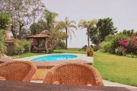 Vacation home with pool in a beautiful country location with sea views Wifi included - 民宿