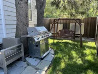 The Reminisce! 5/3, Downtown, Hot Tub, Fenced Yard, Fire Table, Free Parking,Lux