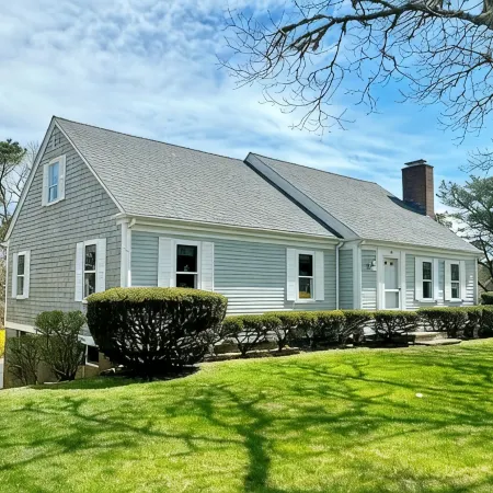 Beautiful Chatham, Sun Sand & Surf. 8/10 mile to beaches ,pet friendly home