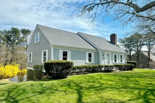 Beautiful Chatham,  Sun Sand & Surf.  8/10 mile to  beaches ,pet friendly home