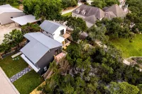 Couple's Lake House - pet friendly - kayaks & SUP boards