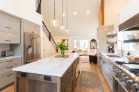 ~LARGE WESTSIDE HOME~ Walk to everything! Welcome to KINGSTON HOUSE - บังกะโล