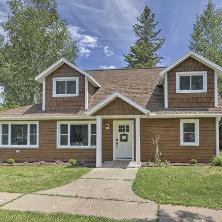Lake Nokomis 4-bedroom Lakeside Spacious Cottage