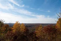 Valley Overlook, Peninsula, Ohio - Luxury Cabin adjoins National Park