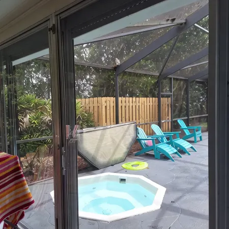 Beautiful Lake Front cottage w/ heated pool & Hot Tub, 23 miles from Disney