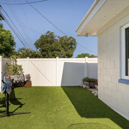 Lovely full house 3/2 w/ pool, few min from beach