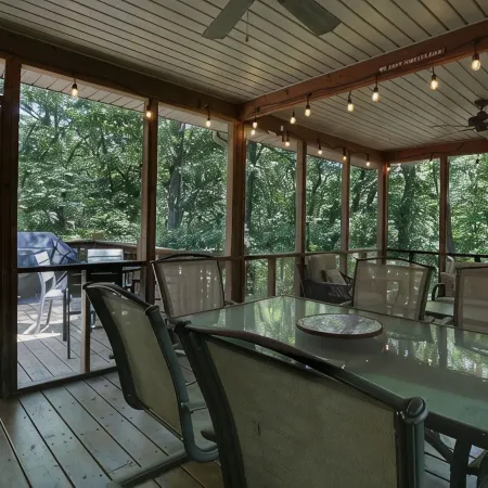 Game Room~Grill~Screen Porch~Fireplace~Top of Mountain~Walk to Most Amenities
