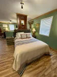 Western Carriage House Studio Suite- Western themed retreat- Full Kitchen & Bath - Homestays