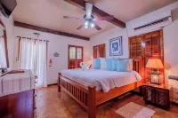 Coco Caye Villa, Private 2 bedroom Beachfront Villa, Balcony,Pool- Gold Standard Hotels in 