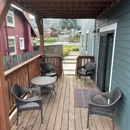 Premier Downstairs Flat in Perfect Down Town Location