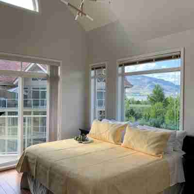 Top floor unit in Discovery Bay with lake views from the patio! Rooms