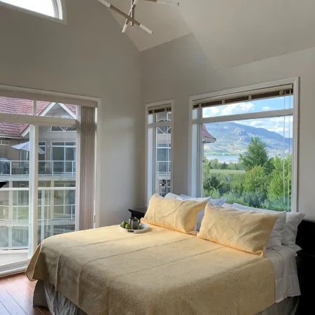 Top floor unit in Discovery Bay with lake views from the patio!