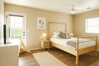 10 Min to Beach, Peloton, Game Room, King Bed - Private Pool