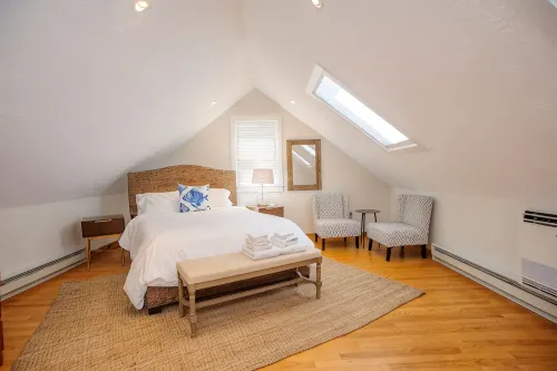Relaxing Island Retreat, Cozy Cottage, Lamberts Cove Beach Access! - Homestays