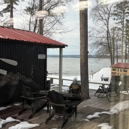 Small cabin right on the lake !