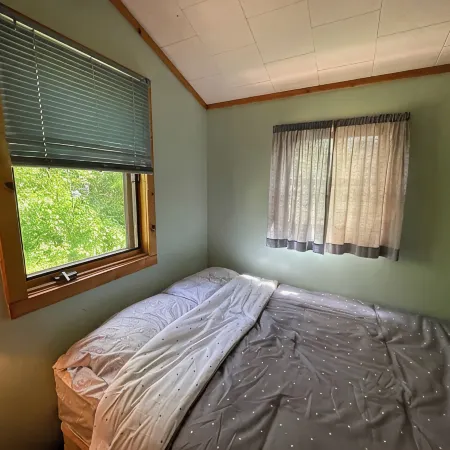 Cabin 7 "Bayside" 2 Br, 4 pp, Lakefront with Dock, Access to Boats!