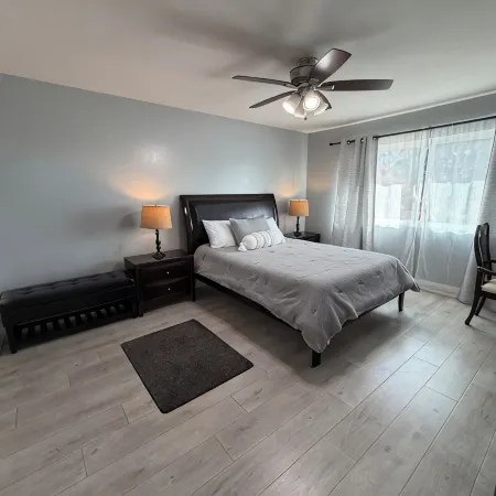 Cozy 2-bedroom condo with WiFi, AC in lovely Lake Forest.