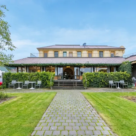 The Grand Hotel & Bar - Akaroa