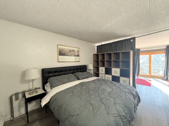 3 Min. Walk to Slopes!Mountain View! Steps to Ski Lift/Gondola, Shops & Dining!