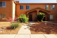 Desert Family Retreat •Red Rock Views•Dark Skies• Pool•Hot Tub• 35 Min to Zion•