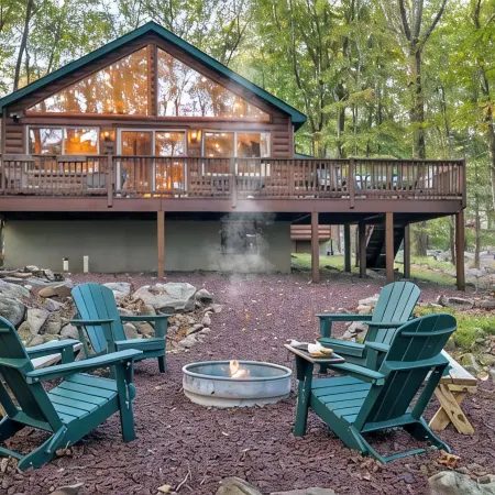 The Robin's Nest, a cozy 3-bedroom cabin in Lake Harmony with Firepit, AC, WiFi