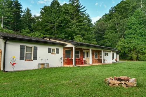 5min to Breweries and 25min to Tail of the Dragon. Pool table + pet friendly! - 3-Star