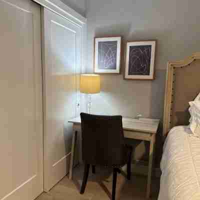 Charming 2-bedroom house with AC in Modesto Rooms