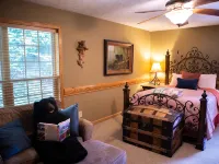 'BEARADISE CHALET' UNIQUE Secluded Retreat Estate (WHO'LD GUESS IT'S IN TOWN - balcony