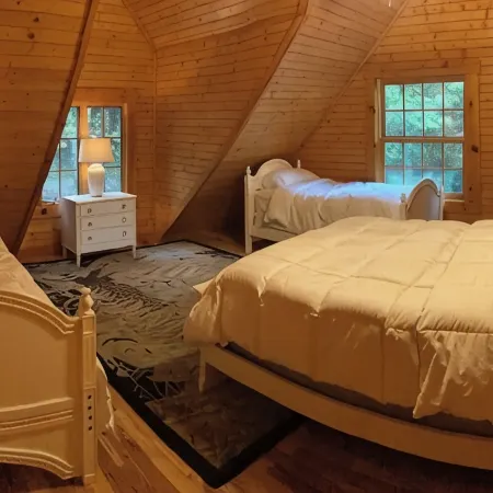 Charming Mountain View Cabin, Rumbling Bald, Lake Lure