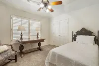 The Erie Home: Warm and Spacious in South Tulsa - 4 星級