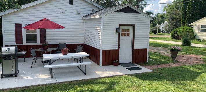 Cottage11: 2 Bedroom-3 Beds. Laundry, Sleeps 6.  Park Right at Your Entry Door. Hotels in Lansing