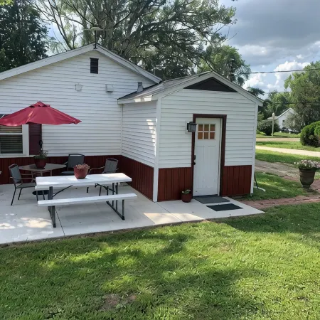 Cottage11: 2 Bedroom-3 Beds. Laundry, Sleeps 6.  Park Right at Your Entry Door.