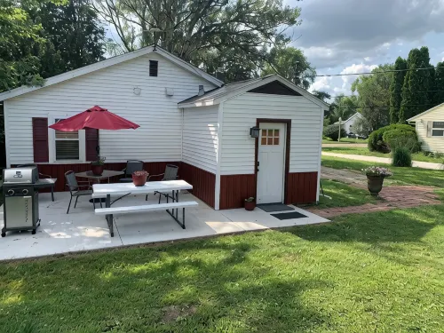 Cottage11: 2 Bedroom-3 Beds. Laundry, Sleeps 6.  Park Right at Your Entry Door.