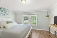 Charming 3-bedroom house with AC, WiFi, Fire Pit, Grill, 5 minute walk to beach! - Bungalows
