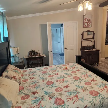 HUGE 3K sq ft Waterfront Home - fitness rm, screen porch, dock, dog run, kayaks