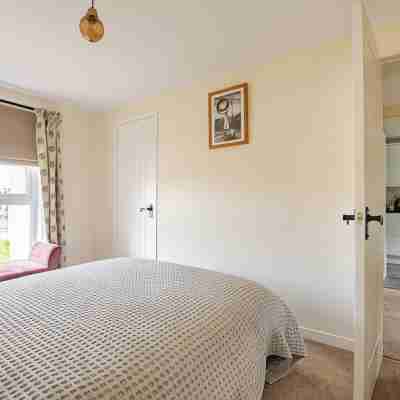 Riverside Garden Apartment with lovely River Tay views and parking Rooms