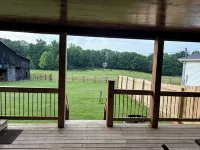 Charming 3-bedroom house located walking distance to Shady Cliff, Lake Malone. - 3-Star