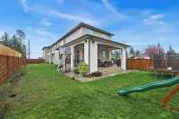 Spacious 5BR Retreat New Seattle - Wifi