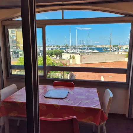 Studio cabin cap d'agde with view of old port