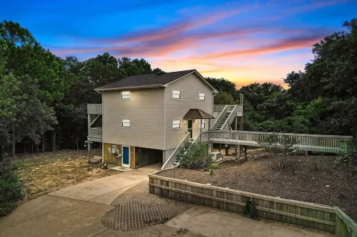 Spacious 3BR/3BA Beach House on Quiet Wooded Lot – Minutes from the Ocean - Homestays