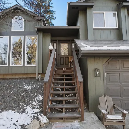 Poolside Getaway with Spacious Outdoor Living & 6 Cozy Beds!!