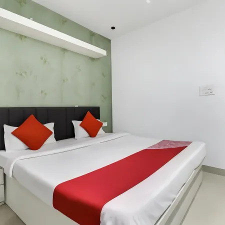 Hotel just 9 inn Отели рядом с достопримечательностью «Аминабад»