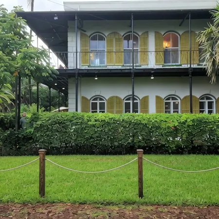 Heart of Old Town on QUIET Peacon Lane. Historic Seaport. Duval St. Pets welcome