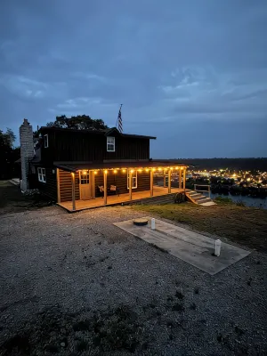 Peaceful cabin with spectacular river and scenic views. - 샬레 호텔