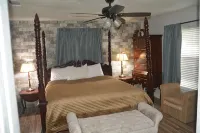 Popular large river home pool, pickelball, basketball, volleyball, nice area - Wifi