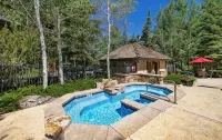 True Ski in Ski Out Located In Arrowhead village. 3 Bed / 3 Bath Unit - Hot Tub